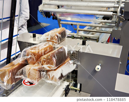 Packing of bread at factory 118478885