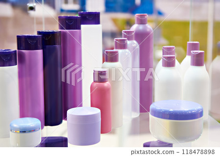 Shop showcase with plastic cosmetic bottles and shampoo 118478898