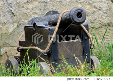 Old medieval artillery canon. Easy little old cast iron cannon on a wooden carriage 118479073