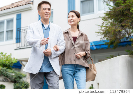 Senior couple walking with a smile 118479864