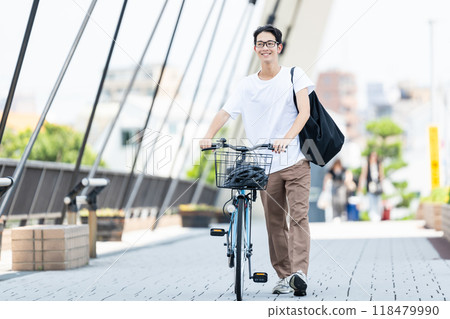 推著自行車的年輕人 118479990