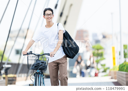 推著自行車的年輕人 118479991