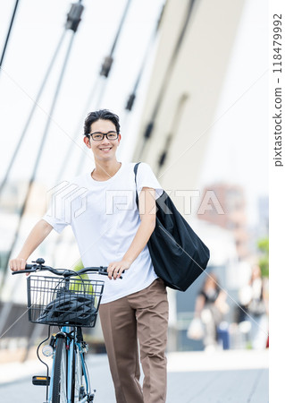 推著自行車的年輕人 118479992