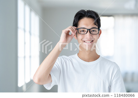戴眼鏡的年輕人 118480066