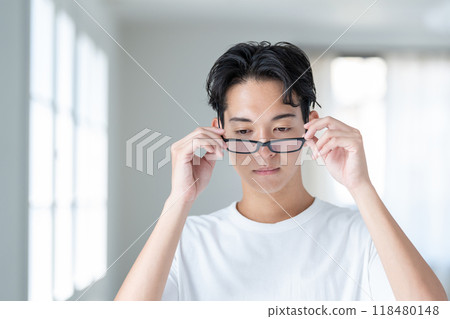 戴眼鏡的年輕人 118480148