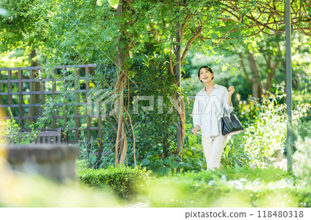 走在新綠色的婦女 118480318