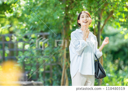 走在新綠色的婦女 118480319