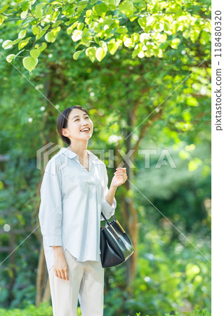 走在新綠色的婦女 118480320