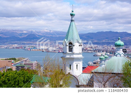 Hakodate Orthodox Church and the cityscape of Hakodate exuding an exotic atmosphere 118480430