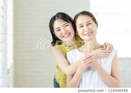 父母和孩子擁抱著微笑 118480440