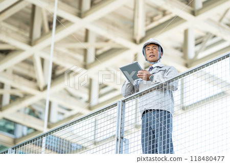 穿著工作服的老人 118480477