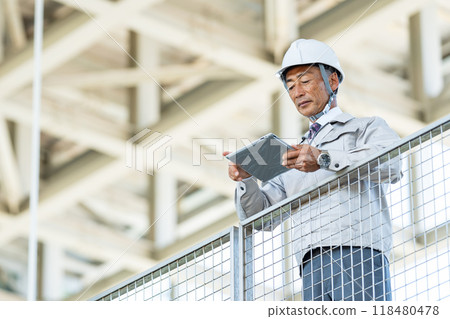 穿著工作服的老人 118480478