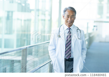 Senior male doctor in a white coat 118480481