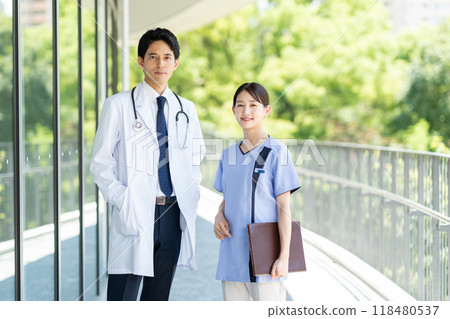 年輕的醫生和護士在醫院工作 118480537
