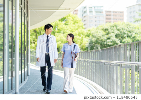 Young doctors and nurses working in hospitals 118480543