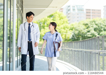 年輕的醫生和護士在醫院工作 118480544