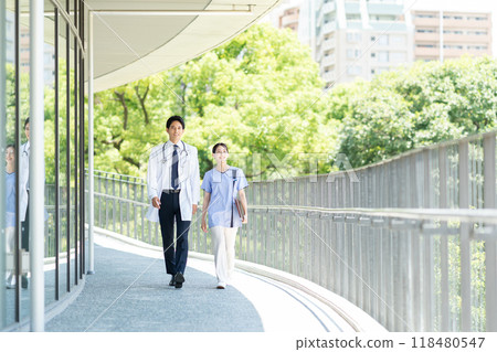年輕的醫生和護士在醫院工作 118480547