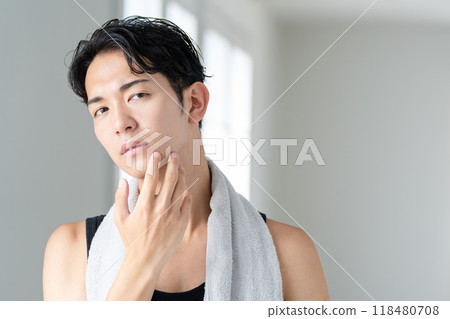 做護膚的年輕人 118480708