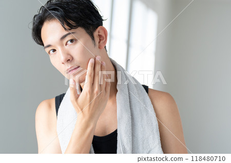 做護膚的年輕人 118480710