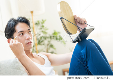 年輕人在客廳化妝 118480819