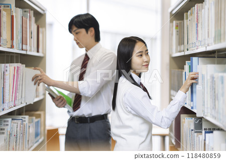 High school students choosing books in the library 118480859