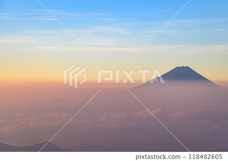 Spectacular view of the morning sky, sea of clouds and Mt. Fuji 118482605