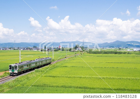 [山形線] 穿越田園風光的普通列車 118483128