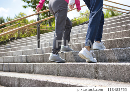 兩名穿著運動服行走的中年婦女的後視圖 118483763
