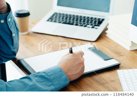 Male hand taking notes 118484140
