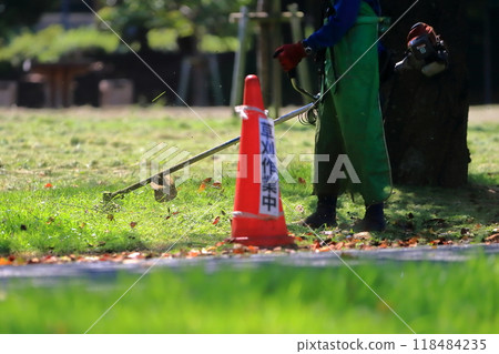 公園割草工作的圖像 118484235