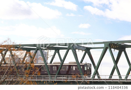 Hankyu train running on a railway bridge / Shibashima 2-chome, Higashiyodogawa-ku, Osaka City, Osaka Prefecture Hankyu train running on a railway bridge / Shibashima 2-chome, Higashiyodogawa-ku, Osaka City, Osaka Prefecture 118484336