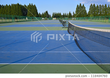 Hard court, blue tennis court, midsummer scenery Hard court, blue tennis court, midsummer scenery 118484760