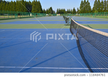 Hard court, blue tennis court, midsummer scenery Hard court, blue tennis court, midsummer scenery 118484761
