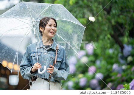 撐傘的女人、在鎌倉附近旅行的女人、在雨季旅行的女人 118485005