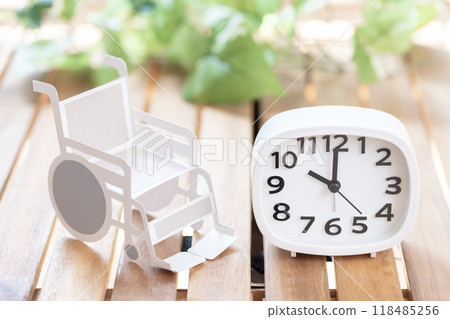 時鐘和輪椅時間 10:00 22:00 10:00 22:00 時鐘和輪椅時間 10:00 22:00 10:00 22:00 118485256