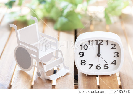 Clock and wheelchair Time 12 o'clock 0 o'clock 24 o'clock 12:00 0:00 24:00 118485258