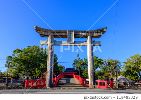 神社前的御曾木橋和鳥居「茅草神社和寺廟中唯一的國寶」葵阿蘇神社（國寶）（人吉市） 118485329