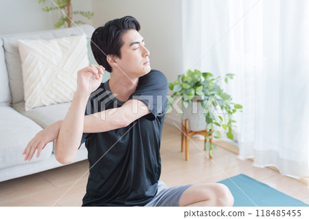男人張開雙臂 男人張開雙臂 118485455