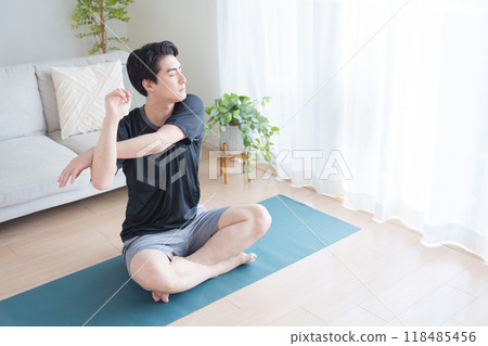 男人張開雙臂 男人張開雙臂 118485456