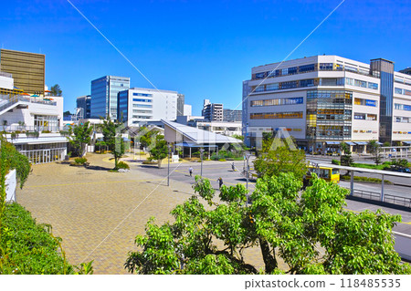 A clear day at the north exit of Tsujido Station and the bus terminal in Fujisawa City, Kanagawa Prefecture 118485535