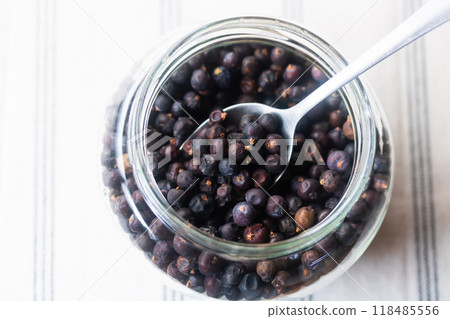 Juniper Perry, a spice that combines bitterness and sweetness Juniper Perry, a spice that combines bitterness and sweetness 118485556