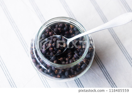 Juniper Perry, a spice that combines bitterness and sweetness 118485559