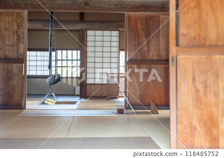 Ina City, Nagano Prefecture: A room with a hearth in the recreated Ejima Enclosed House in Takato 118485752