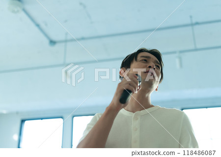 Male hand holding a microphone 118486087