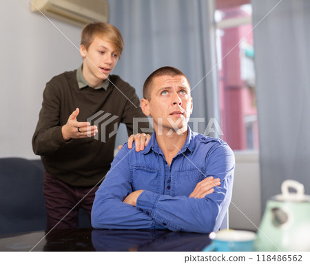 Adult man ignoring his son 118486562