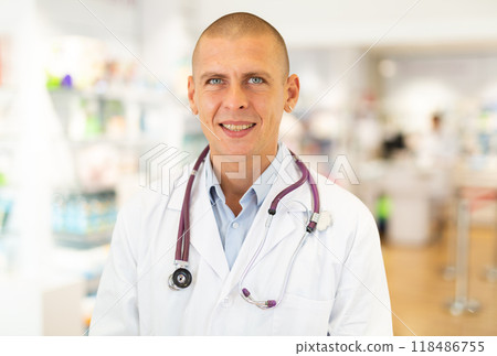Portrait of doctor in chemist shop 118486755