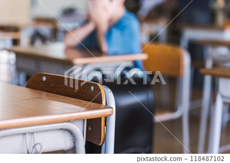 Children in classroom 118487102
