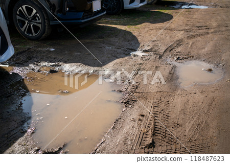 泥土停車場的水坑 118487623