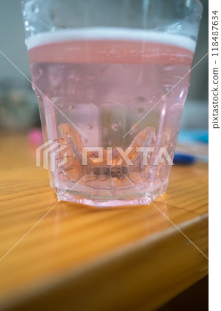 將兒童矯正器具浸泡在清潔溶液中 118487634