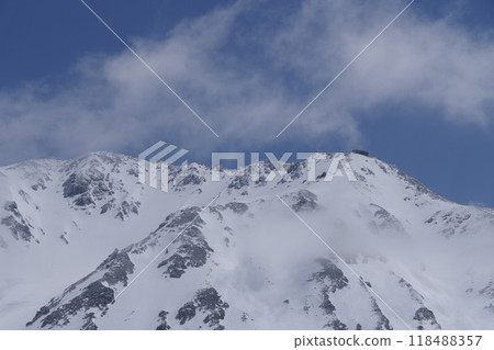 5月初的立山黑部阿爾卑斯山脈路線 - 從立山室堂平眺望立山本峰 5月初的立山黑部阿爾卑斯山脈路線 - 從立山室堂平眺望立山本峰 118488357